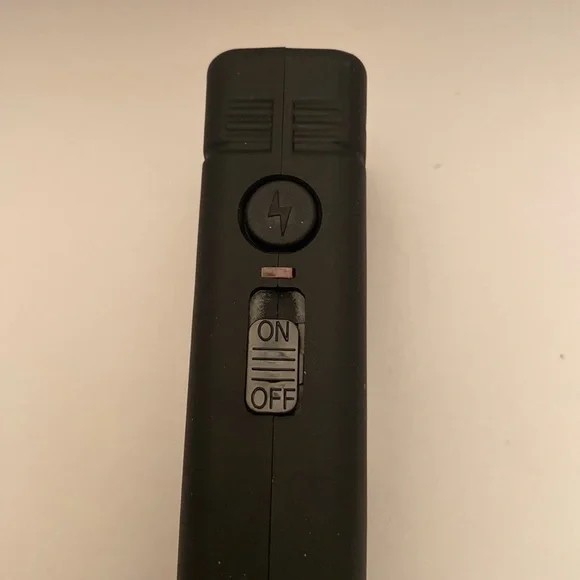 Black taser 🖤 - Picture 2 of 5